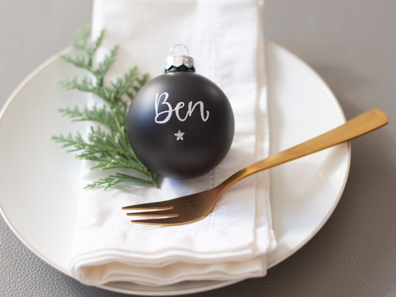 Hand-written Christmas balls made of glass, personalized with desired text, Christmas tree decoration with name, in gift box schwarz matt