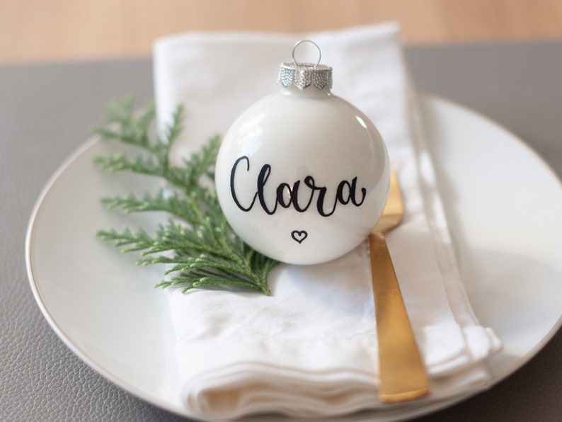 Handbeschriebene Weihnachtskugeln aus Glas, personalisiert mit Wunschtext, Christbaumschmuck mit Name, in Geschenkbox weiß glänzend