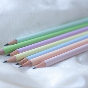 Personalisierter Bleistift zur Einschulung Bleistift mit Name graviert Geschenkidee fürs Osternest viele tolle Farben zur Wahl Bild 5