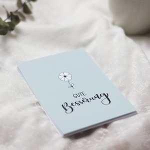 Postkarte "Gute Besserung" mit kleiner Blume, Handlettering – optional mit Briefumschlag
