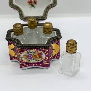 Porcelain miniature scent bottle holder / casket box with 4x glass perfume bottles etui