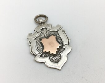 Médaille Fob en forme de bouclier en argent sterling massif vintage des années 1920 avec incrustation d'or rose