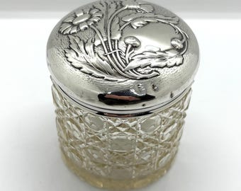 Vaso/vaso da toeletta antico in vetro tagliato con coperchio in argento massiccio e decorazioni floreali in rilievo, in stile Art Nouveau.