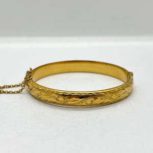 Vintage 9ct rolled gold hinged bangle with engraved detailing to one side