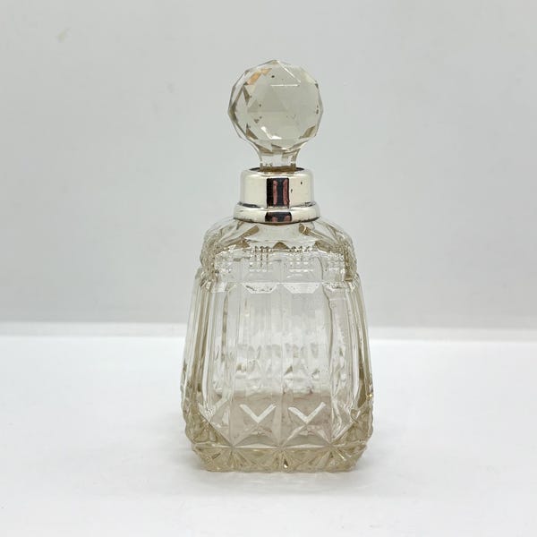 Frasco de perfume antiguo de cristal tallado con montura de plata de ley para tocador