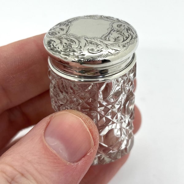 Pequeño frasco antiguo de plata de ley con tapa de cristal tallado para pastillas / tarro miniatura para tocador