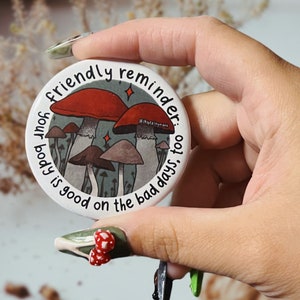 Botón de positividad corporal de hongo, citas positivas, botones de recordatorio amoroso, afirmaciones positivas, accesorios de mochila de estilo cottagecore, hongos