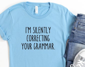 Camiseta con corrección gramatical silenciosa: divertida camiseta gráfica de profesor de inglés, regalo sarcástico de policía de puntuación