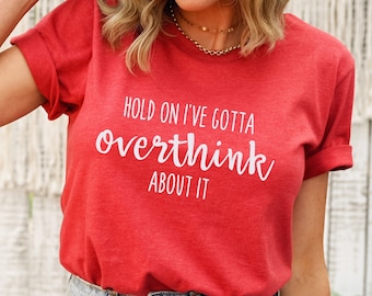 Camiseta divertida para personas que piensan demasiado: camiseta gráfica sarcástica para introvertidos, regalo para personas que piensan demasiado pero son un poco torpes.