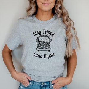 Bleib Trippy Kleines Hippie Shirt, 70er Jahre Shirt, Hippie Shirt, Boho TShirt, Retro Grafik T-Shirt, Hippie Kleidung, Hippie Kleidung, Retro Shirts