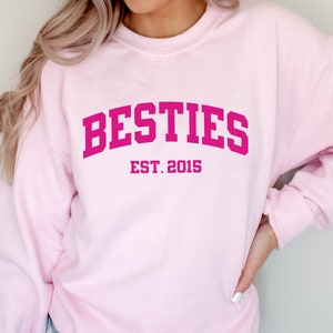 パーソナライズされた親友スウェットシャツ - 年号入りの友達クルーネック、女子週末旅行の親友お揃いセーター
