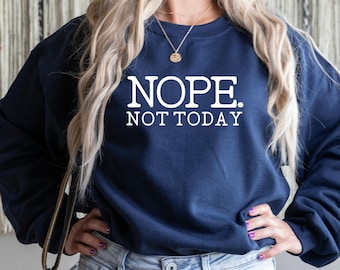 以下が含まれることがあります： 白い文字で「NOPE. NOT TODAY」と書かれたネイビーブルーのスウェットシャツです。