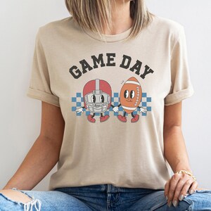 レトロ フットボール ゲームデー シャツ、フットボール ゲーム T シャツ、フットボール ママ グラフィック T シャツ、フットボール ファン シャツ、ファミリー フットボール T シャツ、フットボール ママ ギフト