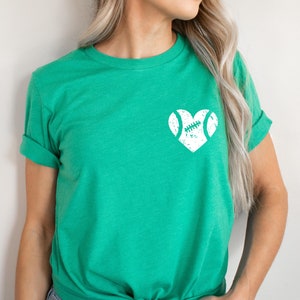 Fußball-Shirt, Fußball-Grafik-T-Shirt, Frauen-Fußball-Shirt, Spieltag-Shirt, Fußballsaison-T-Shirt, Fußballmannschaft-Shirt, Fußball-Mama, Spieltag