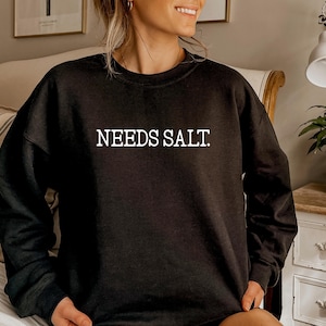 Bluza Needs Salt, Koszulka szefa kuchni, Culinary Crewneck, Koszulka do gotowania, Prezent dla szefa kuchni, Zabawny szef kuchni, Prezent dla szefa kuchni, Koszulka szefa kuchni, Koszulka Foodie, Szef kuchni