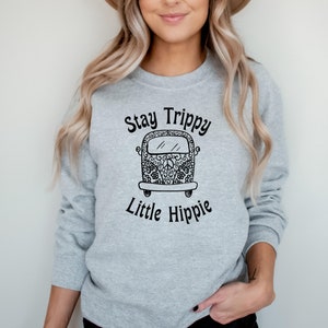 Bleib Trippy kleines Hippie Sweatshirt, 70er Jahre Shirt, Hippie Shirt, Boho TShirt, Retro Grafik T-Shirt, Hippie Kleidung, Hippie Kleidung, Retro Shirt