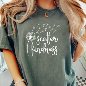 優しさを散りばめたシャツ、親切になろうTシャツ、先生への感動的な贈り物、タンポポTシャツ、ポジティブな雰囲気のシャツ、メンタルヘルスが大切シャツ