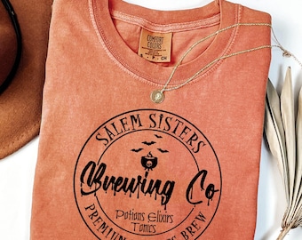Camiseta Salem Sisters Brewing - Camiseta de Halloween con temática de brujas Comfort Colors®, camiseta de Salem, Massachusetts, regalo de brujas para la temporada de Halloween de Sisters