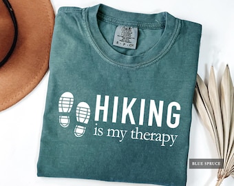 Camiseta "Senderismo es mi terapia": divertida camiseta gráfica con colores cómodos para aventureros al aire libre