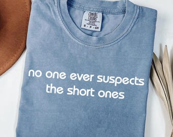 T-Shirt für kleine Menschen – Comfort Colors® Lustig: „Niemand ahnt etwas von den Kleinen“, Geschenkidee für zierliche Menschen, lustige Größe, witziges Geschenk