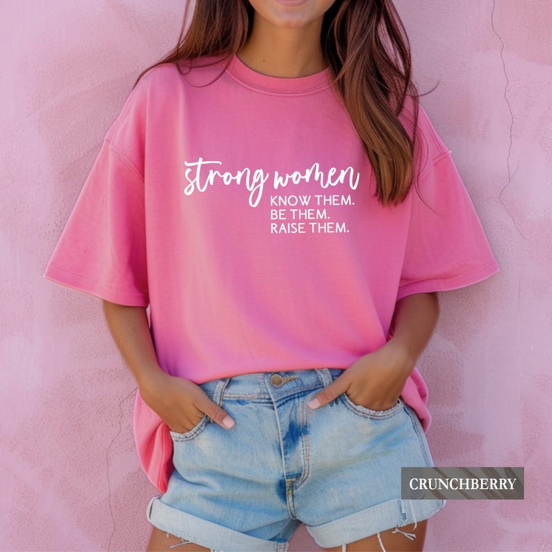 Camiseta "Mujeres Fuertes", "Conócelas, Sé Ellas, Críalas", "Empoderamiento Femenino", "Feminista", "Marcha de las Mujeres", "Entrenamiento para Mujeres Fuertes" imagen 1