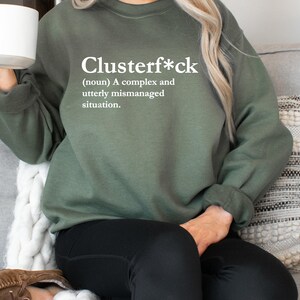 Clusterfuck Sweatshirt, Clusterf*ck, lustiges Rundhals-Shirt, Fiasko, Zugunglück, Quagmire, Komödie der Fehler, Dysfunktional, Debakel Bild 5