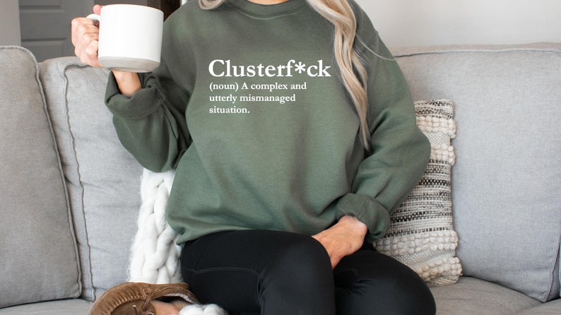 Clusterfuck Sweatshirt, Clusterf*ck, lustiges Rundhals-Shirt, Fiasko, Zugunglück, Quagmire, Komödie der Fehler, Dysfunktional, Debakel Bild 5