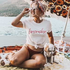 Camiseta Firecracker: Camiseta gráfica patriótica de fuegos artificiales del 4 de julio de Comfort Colors®, atuendo para el Día de los Caídos.