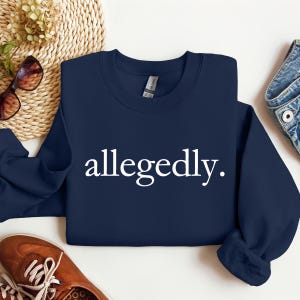 Naar verluidt sweatshirt - rechtenstudent met ronde hals, grappig advocaatshirt, sarcastische advocaat-graduatie afbeelding 6