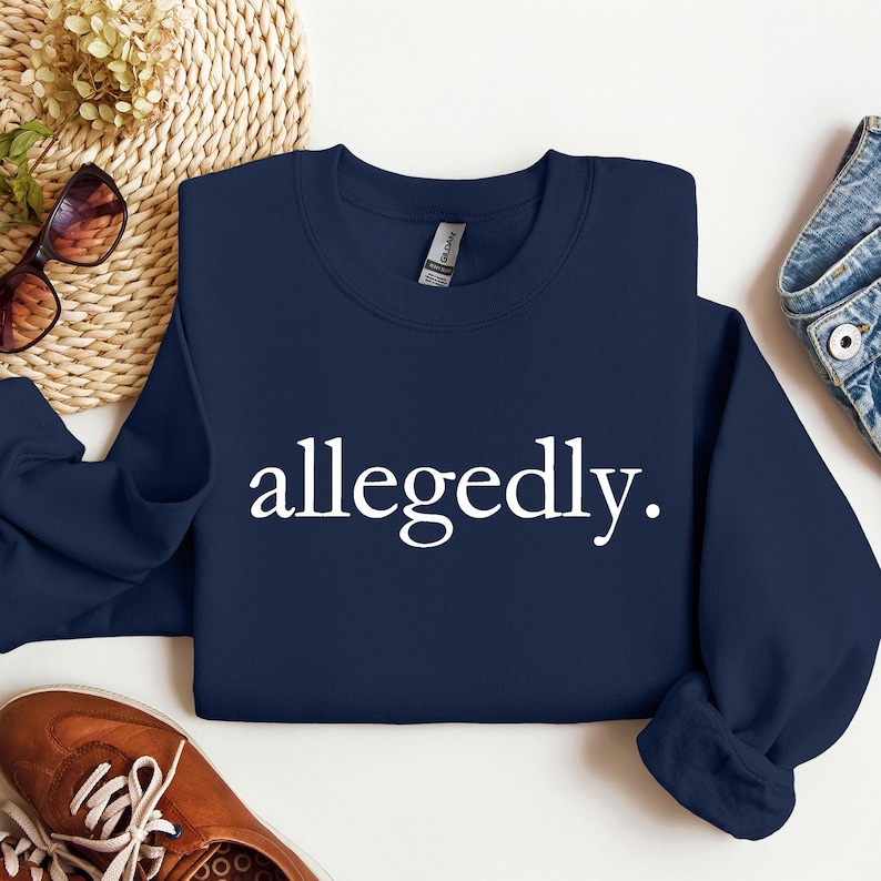Naar verluidt sweatshirt - rechtenstudent met ronde hals, grappig advocaatshirt, sarcastische advocaat-graduatie afbeelding 6