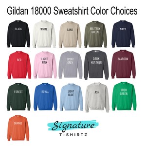 Puede incluir: Una carta de colores para sudaderas Gildan 18000 que muestra diecis&eacute;is jers&eacute;is de cuello redondo en varios colores s&oacute;lidos, incluyendo negro, blanco, arena, verde militar, azul marino, rojo, rosa claro, gris deportivo, gris oscuro, granate, bosque, real, azul claro, ceniza, verde irland&eacute;s y naranja.