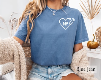 Shirt voor verpleegkundig specialist - Comfort Colors® NP T-shirt met hartstethoscoop, FNP-cadeau voor student verpleegweek