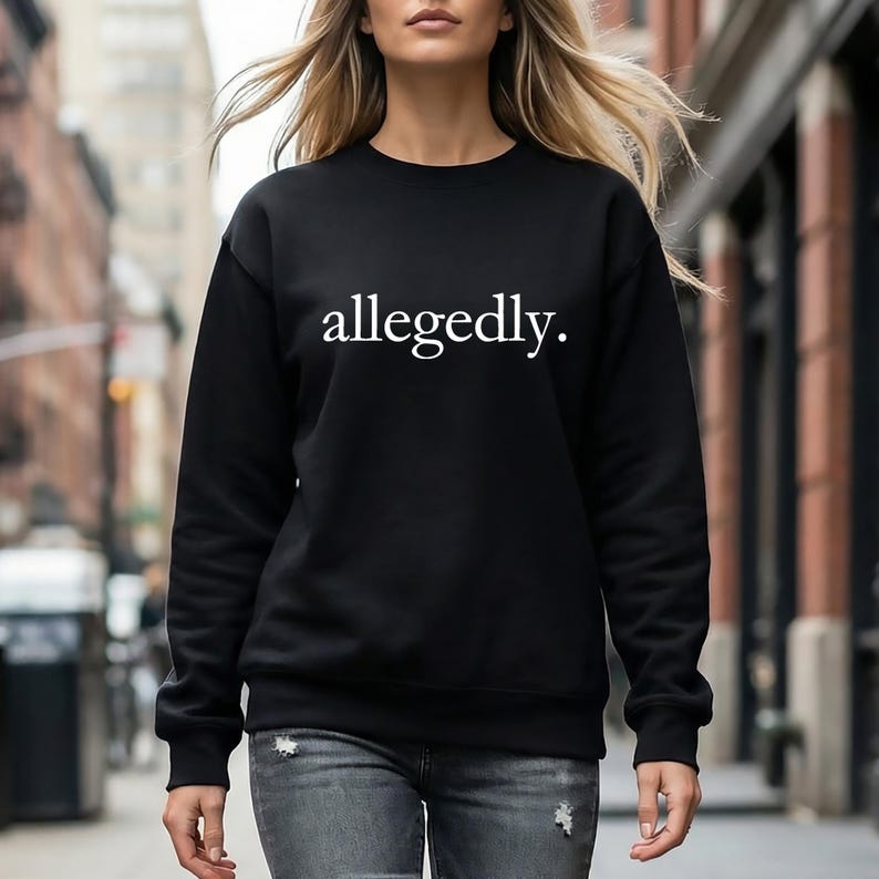 Naar verluidt sweatshirt - rechtenstudent met ronde hals, grappig advocaatshirt, sarcastische advocaat-graduatie afbeelding 1