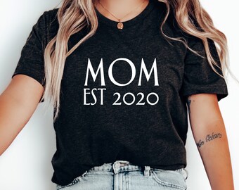 Chemise maman est 2024, t-shirt établi pour maman, cadeau nouvelle maman, t-shirt graphique Momlife, chemise nouvelle maman, chemise fête des mères personnalisée, t-shirt maman personnalisé