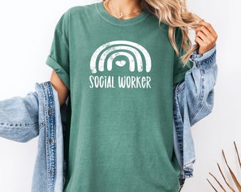 Camiseta para Assistente Social - Comfort Colors® Retro Rainbow para o Mês do Serviço Social, Presente para Assistente Social Escolar, Camiseta Estampada para Assistentes Sociais (MSW, LSW, LCSW)