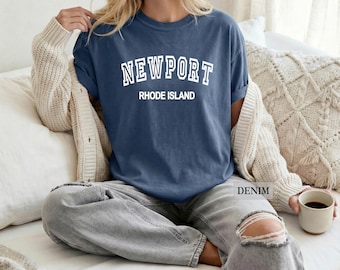 ニューポート（ロードアイランド州）のシャツ：コンフォートカラーズ® RIスーベニアグラフィックTシャツ、ニューイングランド旅行ギフト