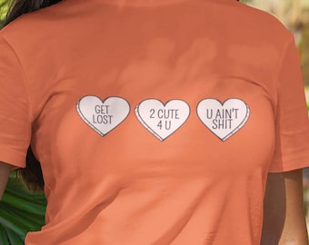 Corazones en el pecho / Divertido, sarcástico, divertido, la camiseta de mujer es un gran regalo para novia, hermana o esposa con una actitud.