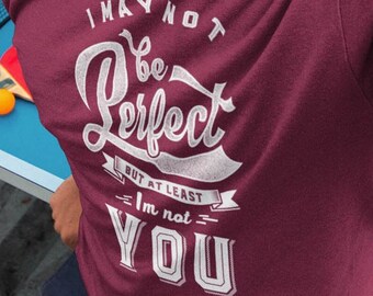 Je ne suis peut-être pas parfait, mais au moins je ne suis pas vous | Drôle, sarcastique, t-shirt avec un design de lettre en détresse usée avec une attitude intelligente