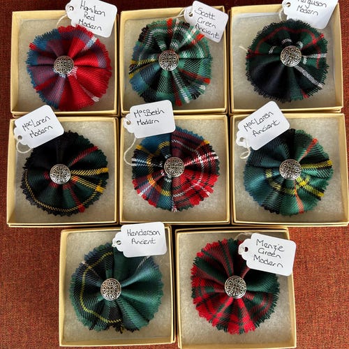 Broche artisanale en laine écossaise à carreaux : Motifs de clans (7 cm) PLUS DE CLANS DISPONIBLES Envoyez-moi un message.