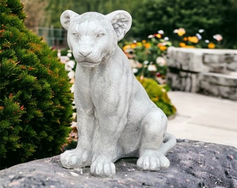 Estatua de león sentado Estatuilla animal de plástico Decoración de resina artística de león