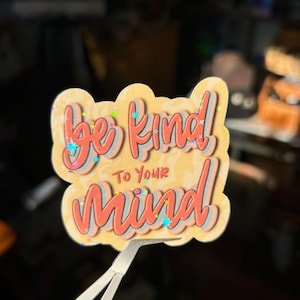 Soyez gentil avec votre esprit Sticker | Sticker santé mentale | Sticker citation motivante pour journaux, ordinateurs portables, agendas et bouteilles d'eau