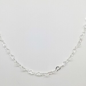 Collar de cadena con forma de corazón en plata de ley: joyería fina minimalista