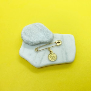 Baby pin medal in 925 Sterling silver and 18k Gold plated. Religious jewelry. Newborn Gift.