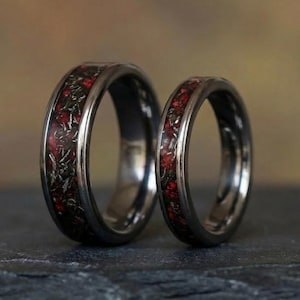Ensemble d'alliances en tungstène avec météorite véritable et opale rouge, bagues assorties pour elle et lui, bagues de couple, bagues de promesse, bagues en opale, bague météorite