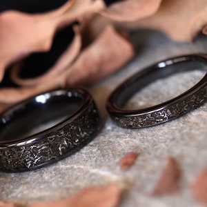 Conjunto de anillos de boda de titanio con auténtico meteorito para él y para ella