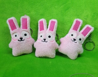 Conejito congelador - Inspirado en LOS SIMS - Peluche - Llavero - Rosa esponjoso - Hecho a mano