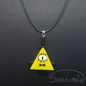 Könnte beinhalten: Eine schwarze Schnurkette mit einem gelben Dreiecksanhänger mit einem schwarzen Auge und einer schwarzen Fliege. Der Dreiecksanhänger ist ein Comic-Charakter mit dem Text "Bill Cipher" auf der Unterseite.
