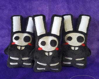 Conejito congelador - Grim Freezer - Inspirado en LOS SIMS - Peluche - Segador - Esqueleto - Negro oscuro y esponjoso hecho a mano
