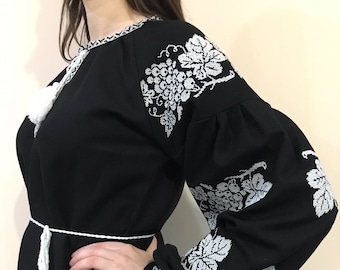 Blusa bordada de lino negro Vyshyvanka / Camisa folklórica ucraniana / Bordado floral blanco bohemio / Traje étnico para fiesta de boda / Regalo para ella