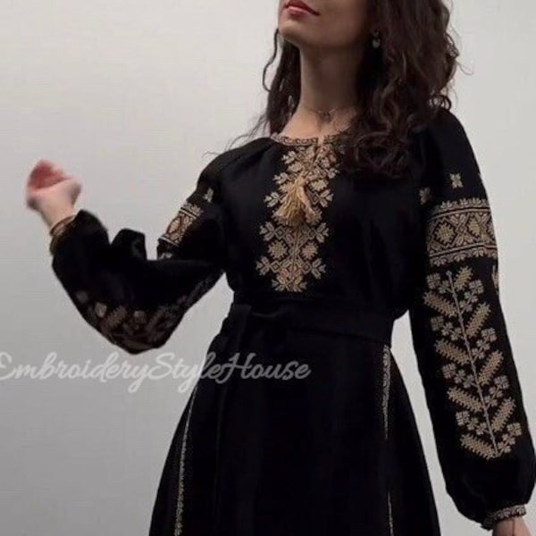 Belle robe brodée noire. Robe faite main. Robe folklorique ethnique pour femme. Cadeau pour femme. Vyshyvanka. Robe ukrainienne de style bohème.